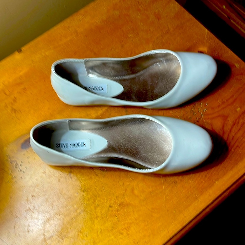 Steve Madden shoes. Platinum Leather white flats